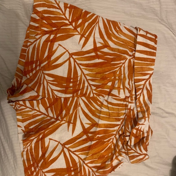 Forever 21 Women size M shorts - Picture 2 of 3